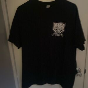 Kiss tee